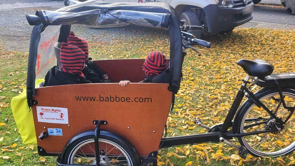 Zwei Kinder sicher im E-Lastenrad
