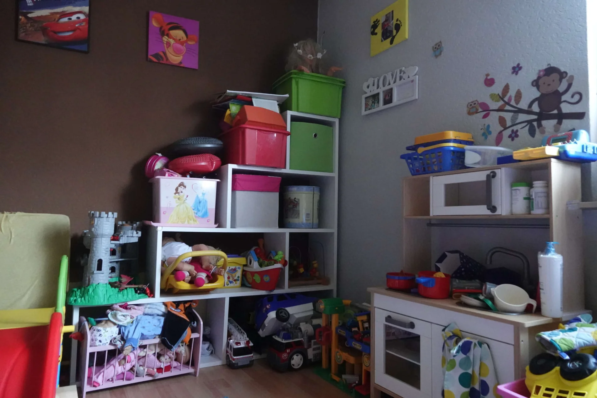 Gemütlich eingerichteter Tagespflegeraum mit Spielzeug und Kinderküche